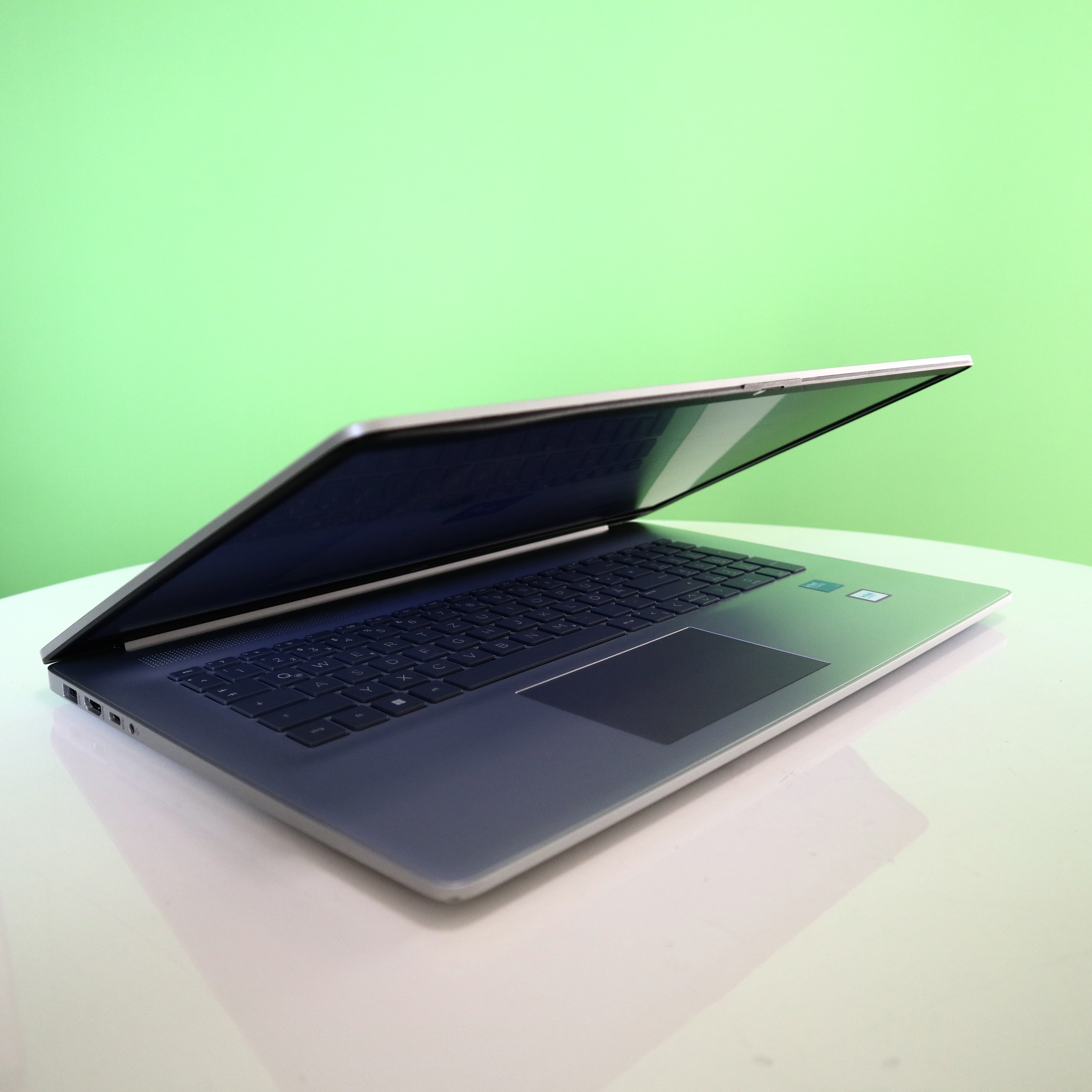 HP HP Laptop 17-cn4057ng · 1 TB Solid-State-Laufwerk · Silber