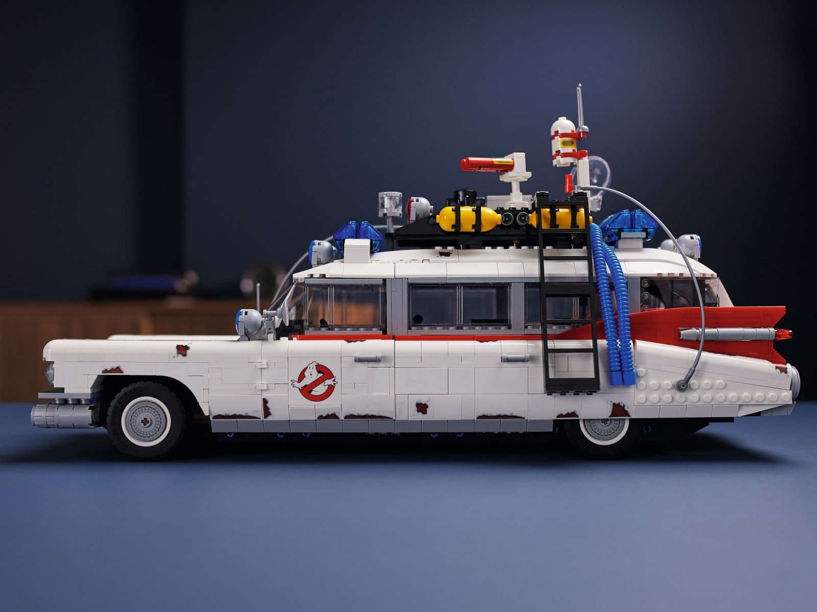 LEGO Icons Ghostbusters ECTO-1 · 2352 Teile · Set 10274