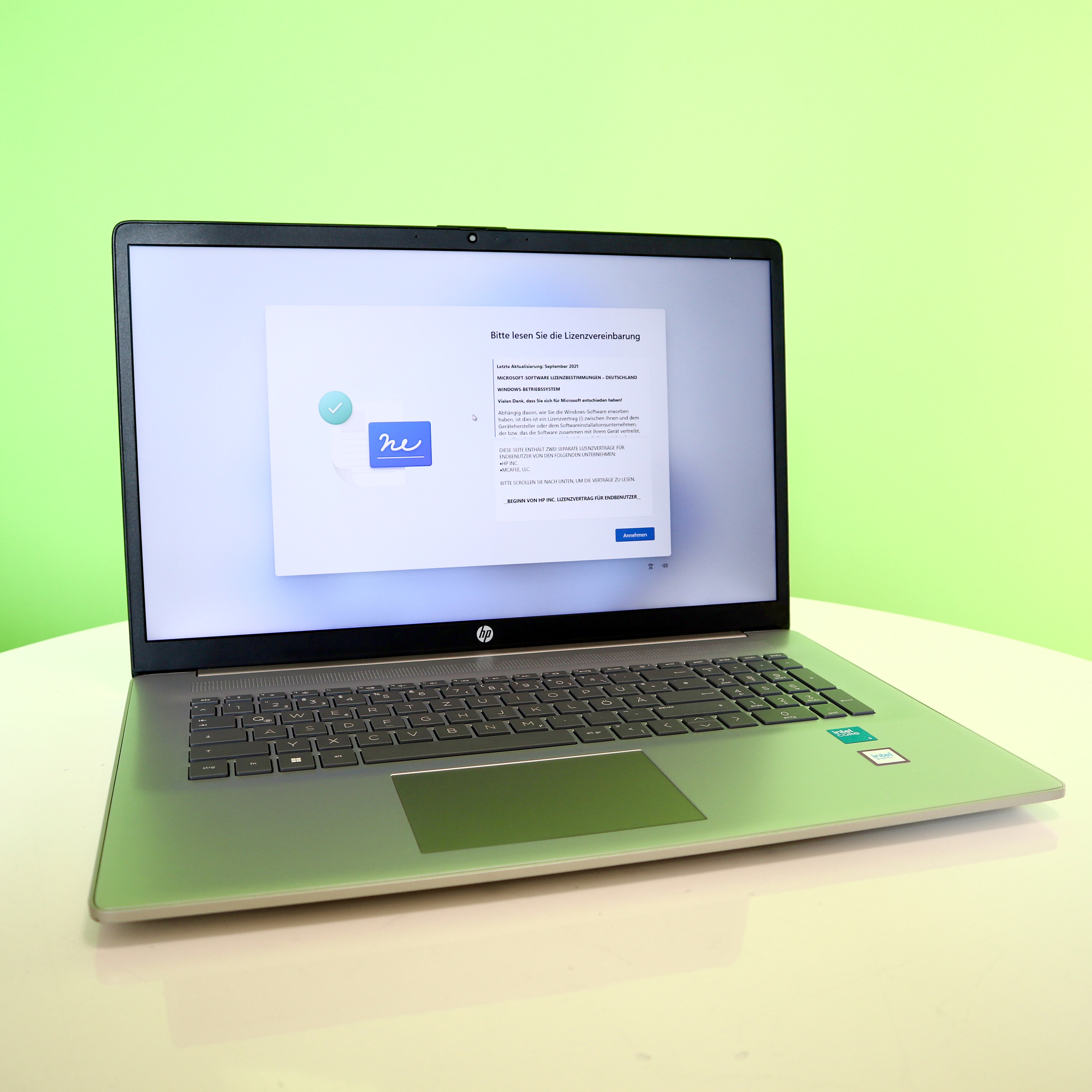 HP HP Laptop 17-cn4057ng · 1 TB Solid-State-Laufwerk · Silber