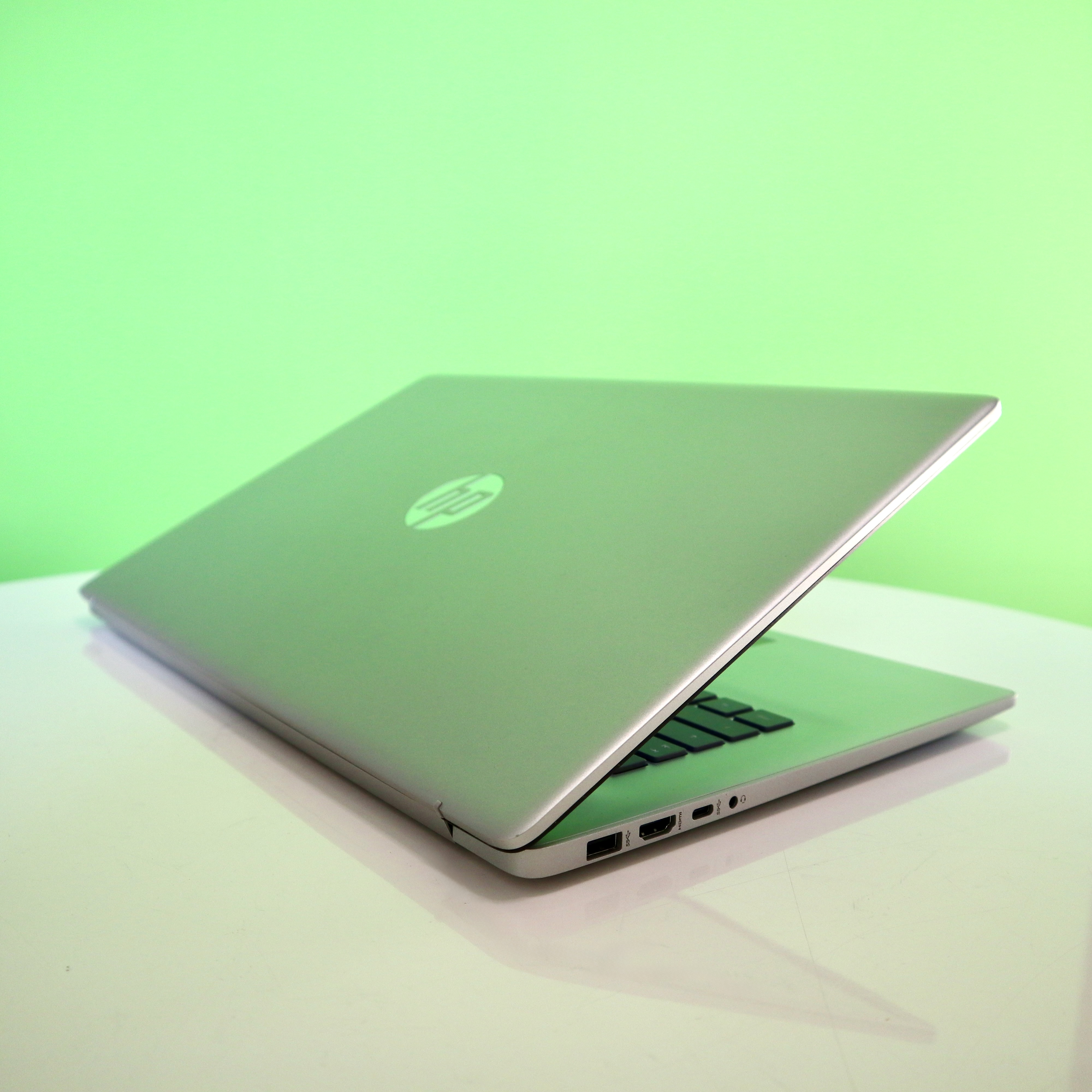 HP HP Laptop 17-cn4057ng · 1 TB Solid-State-Laufwerk · Silber
