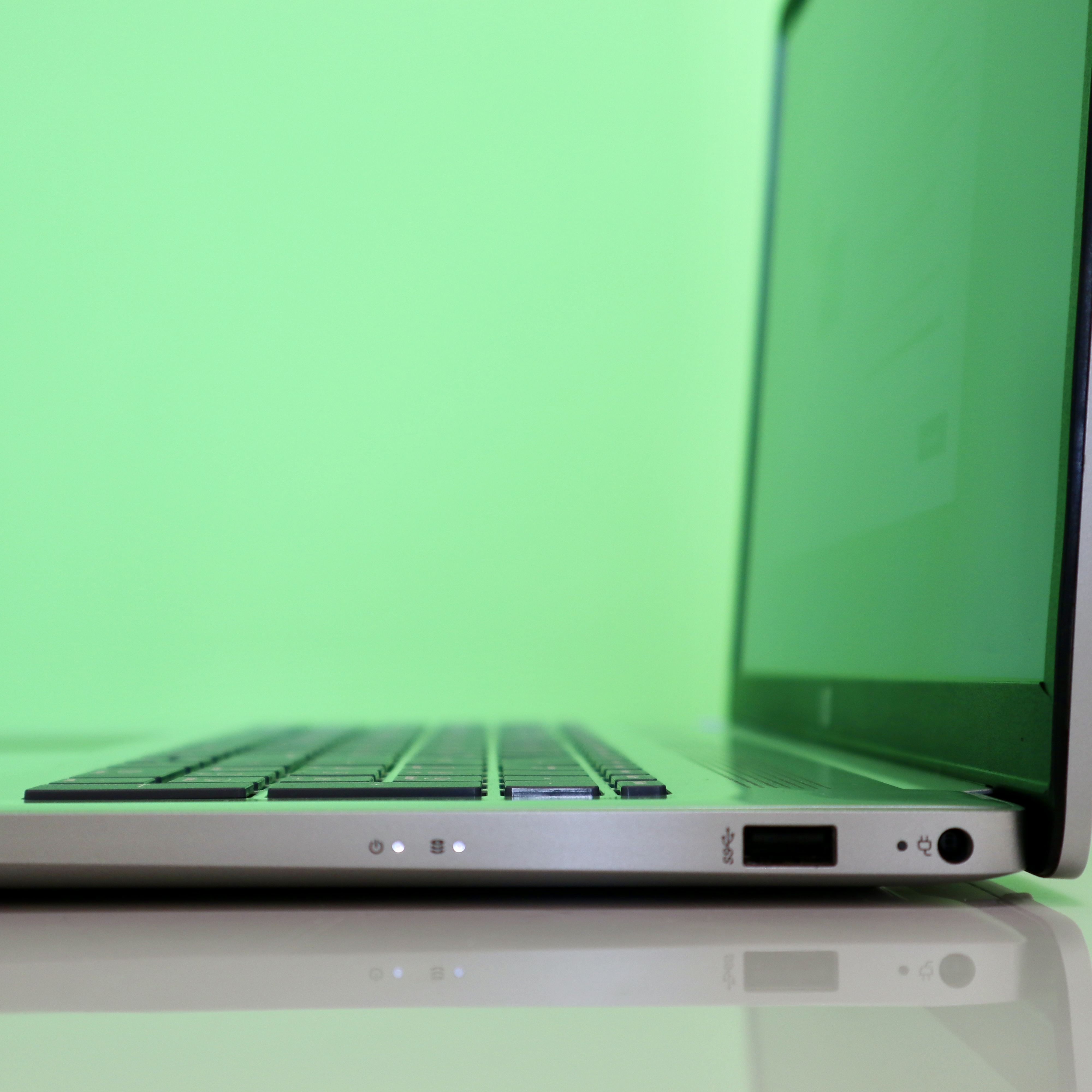 HP HP Laptop 17-cn4057ng · 1 TB Solid-State-Laufwerk · Silber