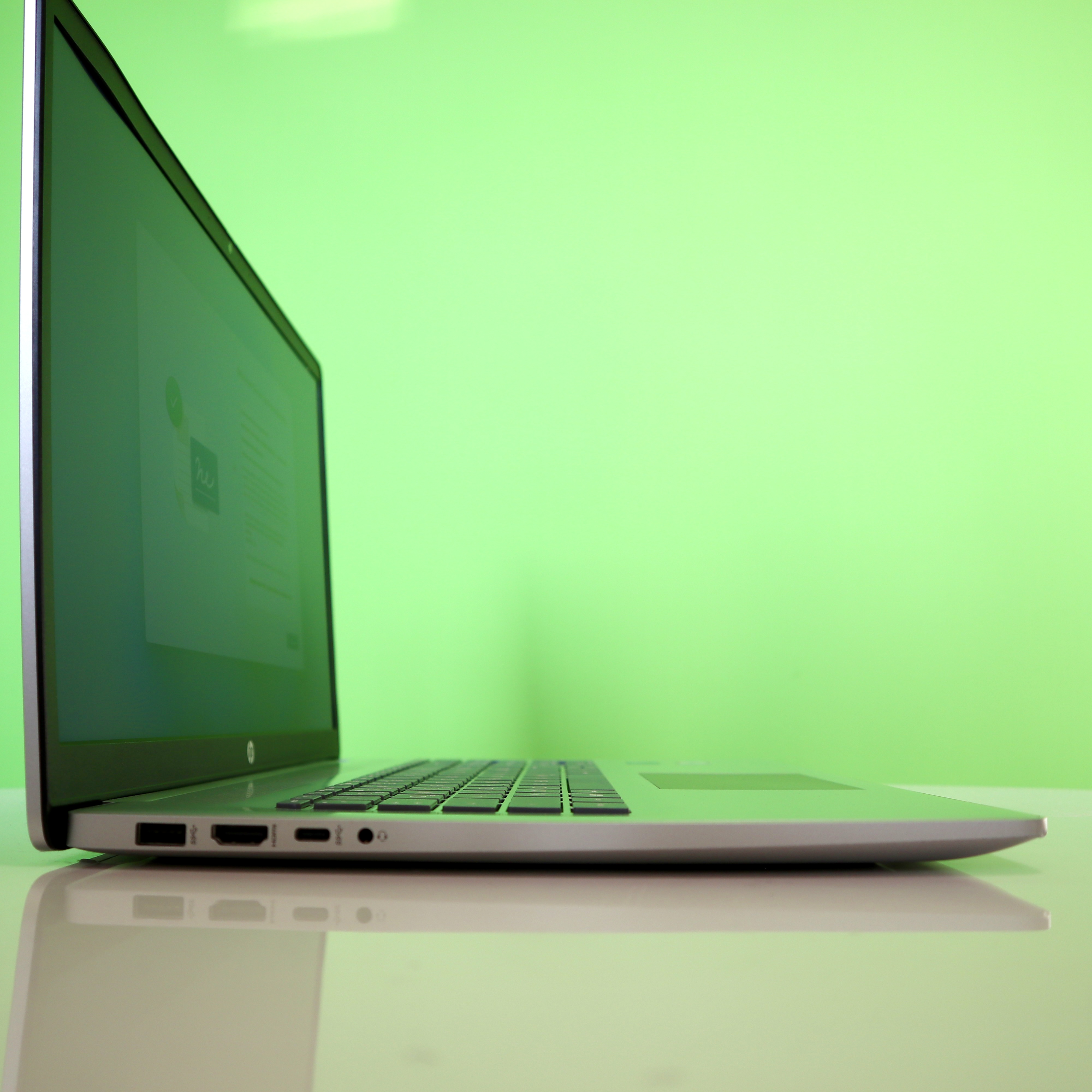 HP HP Laptop 17-cn4057ng · 1 TB Solid-State-Laufwerk · Silber