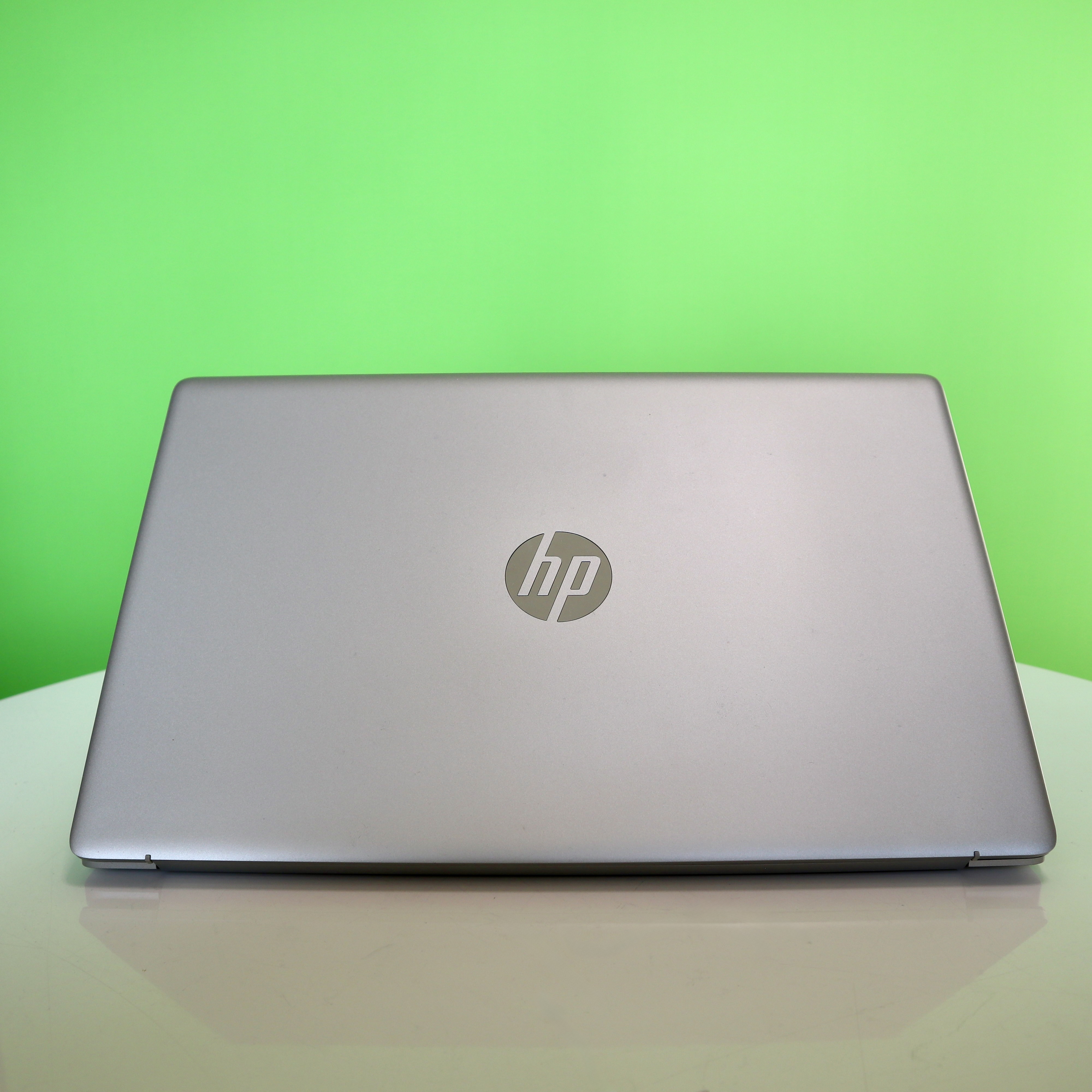HP HP Laptop 17-cn4057ng · 1 TB Solid-State-Laufwerk · Silber