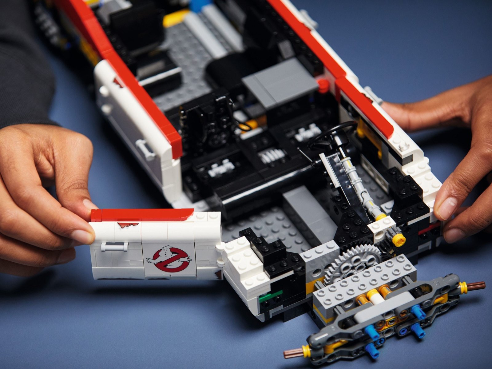 LEGO Icons Ghostbusters ECTO-1 · 2352 Teile · Set 10274